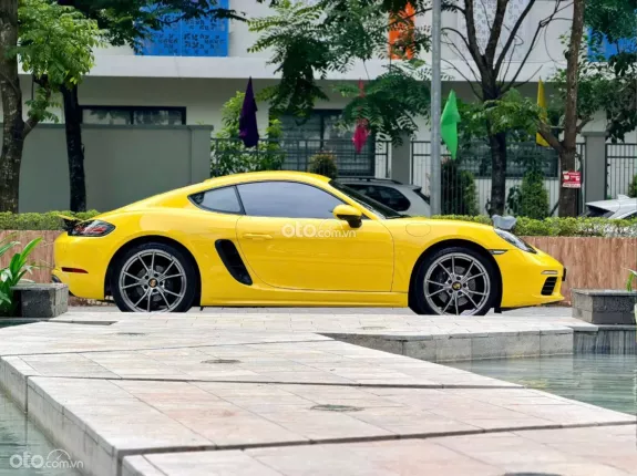 Porsche Cayman 2021 - Xe màu vàng nội thất đen