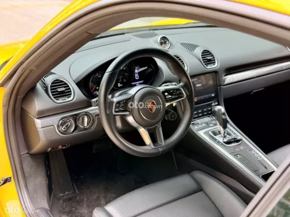 Porsche Cayman 2021 - Xe màu vàng nội thất đen