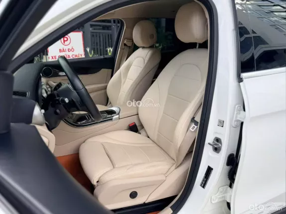 Mercedes-Benz GLC 200 4Matic 2021 - Xe trắng nội thất kem