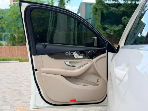 Mercedes-Benz GLC 200 4Matic 2021 - Xe trắng nội thất kem