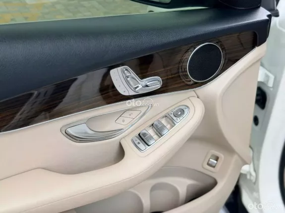 Mercedes-Benz GLC 200 4Matic 2021 - Xe trắng nội thất kem