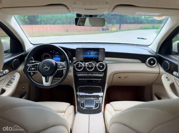 Mercedes-Benz GLC 200 4Matic 2021 - Xe trắng nội thất kem