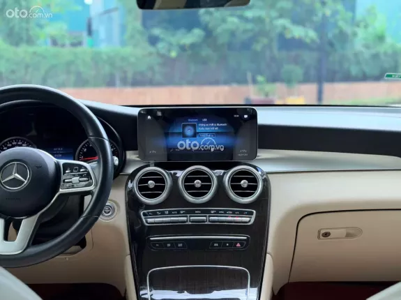 Mercedes-Benz GLC 200 4Matic 2021 - Xe trắng nội thất kem