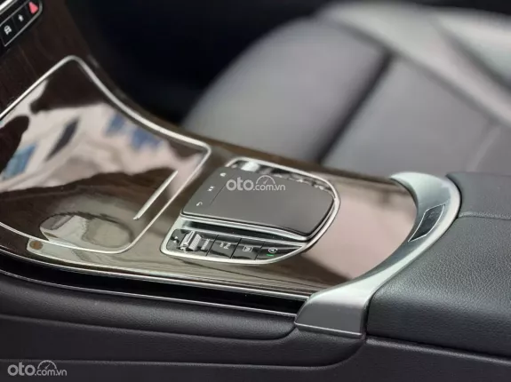 Mercedes-Benz GLC 200 4Matic 2021 - Xe lăn bánh 5v, 1 chủ từ mới