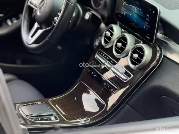 Mercedes-Benz GLC 200 4Matic 2021 - Xe lăn bánh 5v, 1 chủ từ mới
