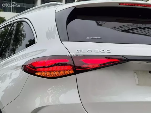 Mercedes-Benz GLC 300 4Matic 2023 - Xe màu trắng nội thất đen, cực sang