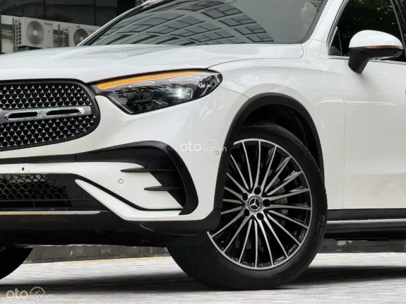 Mercedes-Benz GLC 300 4Matic 2023 - Xe màu trắng nội thất đen, cực sang
