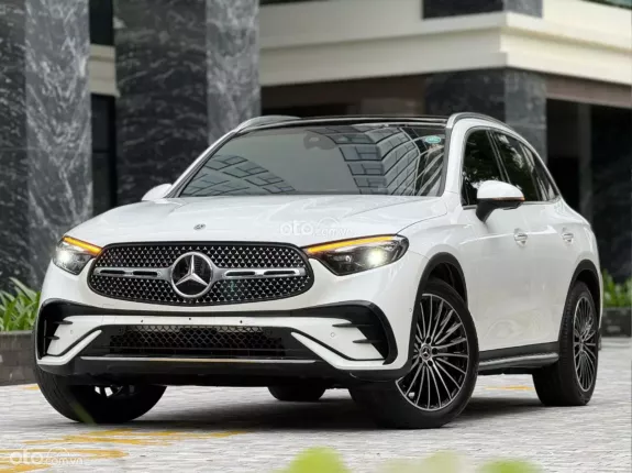 Mercedes-Benz GLC 300 4Matic 2023 - Xe màu trắng nội thất đen, cực sang