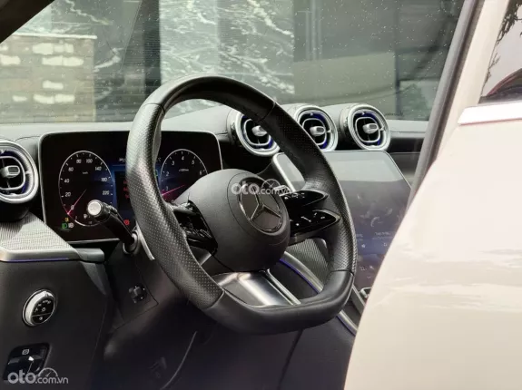 Mercedes-Benz GLC 300 4Matic 2023 - Xe màu trắng nội thất đen, cực sang