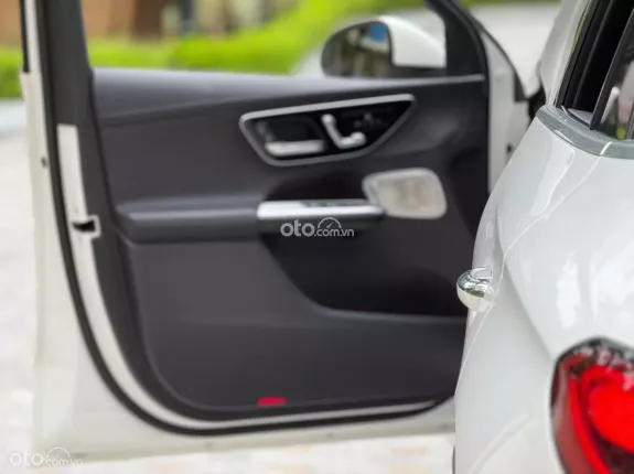 Mercedes-Benz GLC 300 4Matic 2023 - Xe màu trắng nội thất đen, cực sang