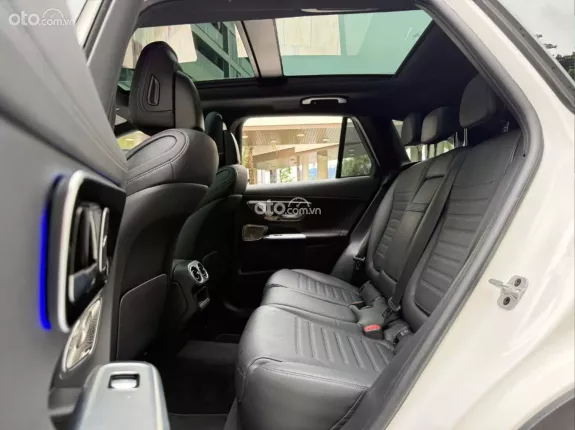 Mercedes-Benz GLC 300 4Matic 2023 - Xe màu trắng nội thất đen, cực sang