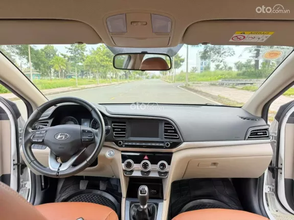 Hyundai Elantra 1.8 MT 2021 - Nhỏ gọn dễ sử dụng, tiết kiệm nhiên liệu. Hỗ trợ góp ngân hàng