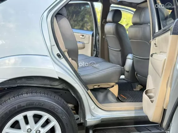 Toyota Fortuner 2.7 V 4X4 AT 2013 - Bền bỉ, mạnh mẽ, giá hợp lí