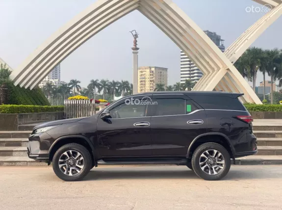 Toyota Fortuner 2.4 AT 4x2 Legender 2022 - Xe chính chủ tư nhân Hà Nội