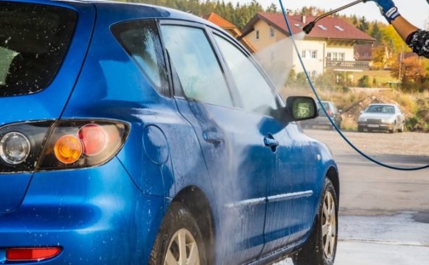 Những dụng cụ rửa xe ô tô tại nhà: Không thể thiếu vòi xịt thông minh!