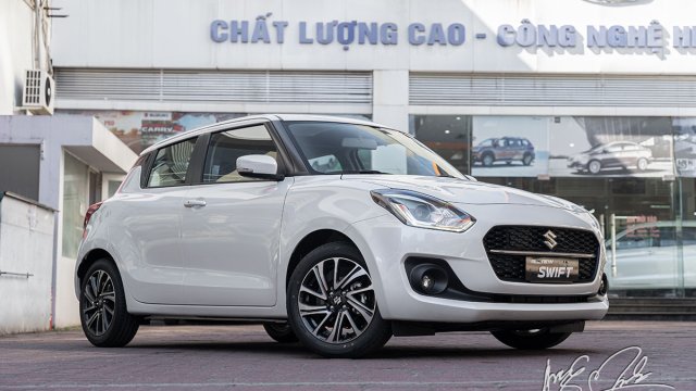 Đánh giá xe Suzuki Swift 2021 vừa về đại lý: Nâng cấp nhẹ đã đủ đấu Toyota Yaris?