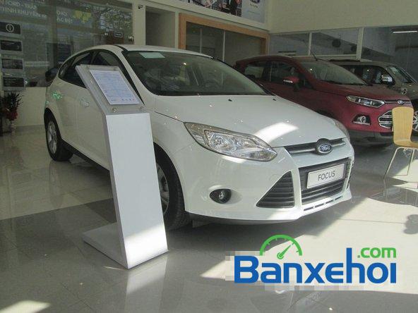 Bán xe Ford Focus đời 2015, màu trắng, 780 triệu xe đang có sẵn, giao xe ngay