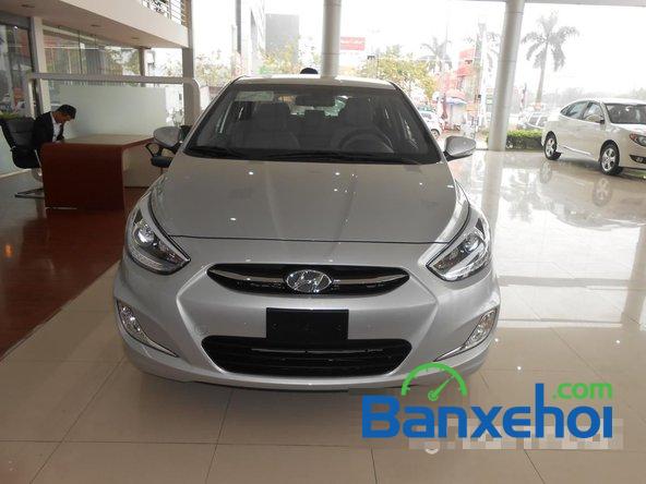 Hyundai Long Biên bán xe Hyundai Accent mới màu bạc, giá bán 591Tr