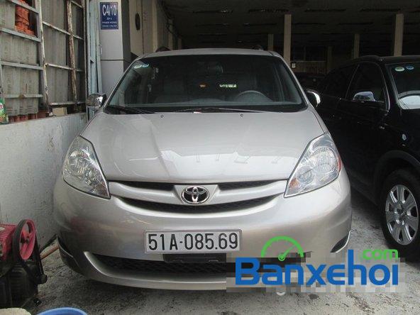 Salon auto Hùng Sơn bán xe Toyota Sienna LE cũ màu bạc, nhập khẩu