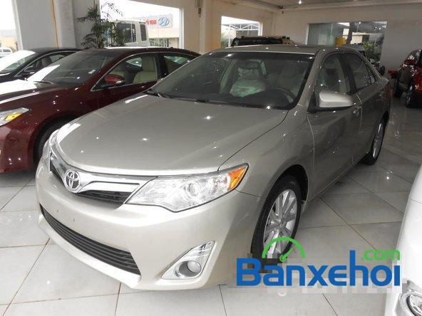 Bán Toyota Camry XLE năm 2014, màu bạc, giao xe ngay