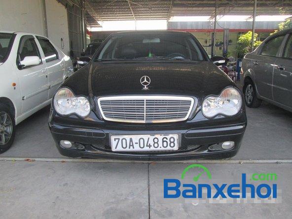 Công ty Ô tô Việt Hải Hà cần bán xe Mercedes 180, màu đen đã đi 144000 km, giá 335Tr