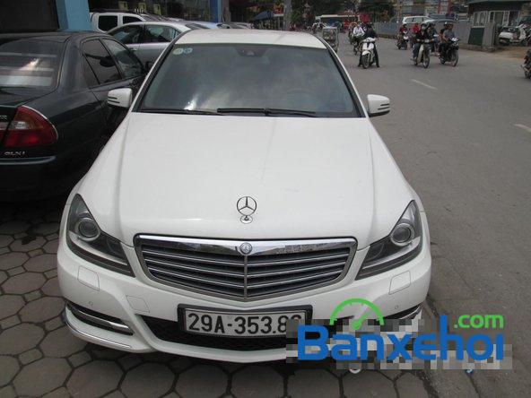 Salon bán Mercedes 250 đời 2011, màu trắng đã đi 30000 km