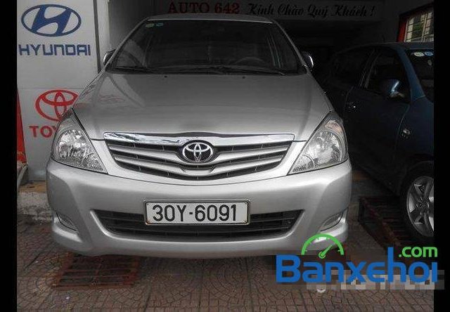 Cần bán xe Toyota Innova cũ màu bạc, giá 640Tr