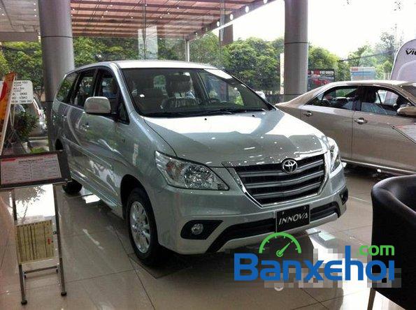 Bán Toyota Innova đời 2014, màu bạc, 710 triệu