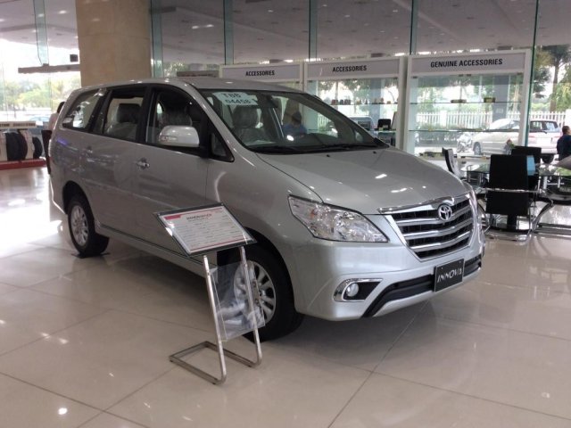 Bán Toyota Innova E đời 2015, màu bạc giá 715 triệu