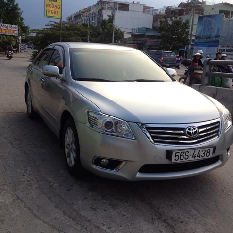 Cần bán Toyota Camry 2.4 đời 2010, màu bạc còn mới