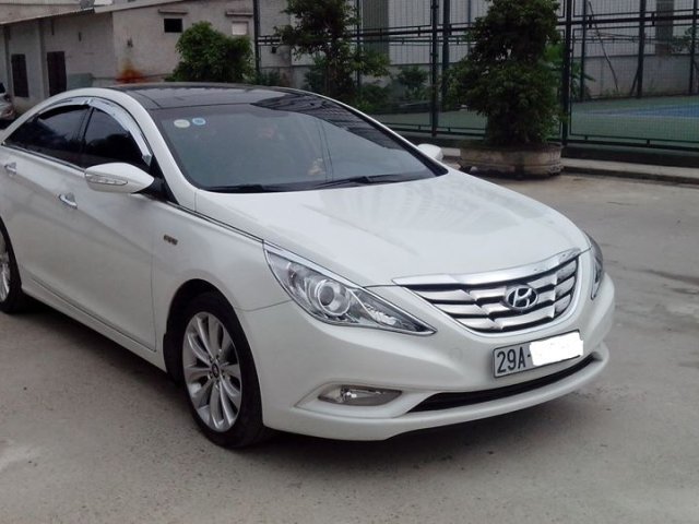 Cần bán gấp Hyundai Sonata năm 2011, màu trắng 