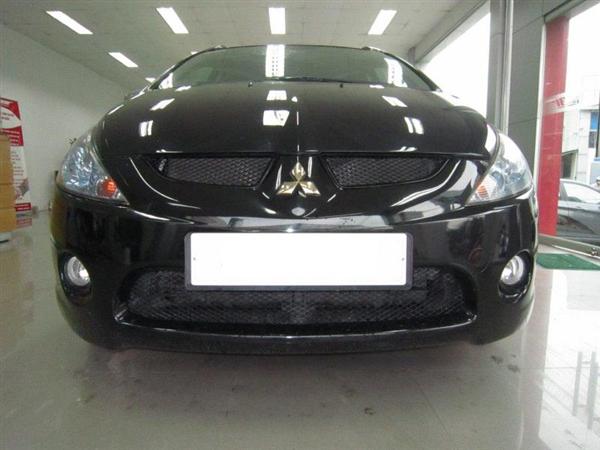 Cần bán Mitsubishi Grandis đời 2009, màu đen, xe đẹp như mới