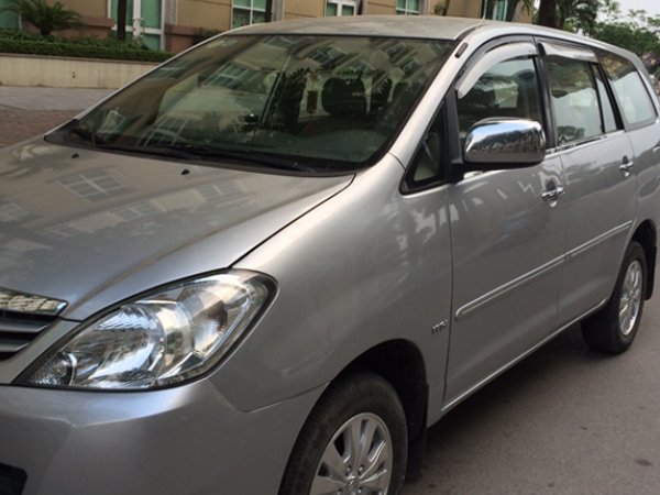 Cần bán Toyota Innova sản xuất 2011, màu bạc xe gia đình 