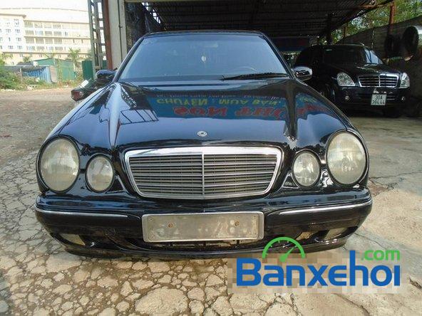 Auto Sơn Thuỷ bán xe Mercedes E240 đời 2000, màu đen  