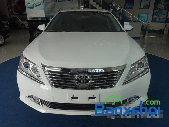 Mình cần bán xe Toyota Camry 2.0L 2014, màu trắng