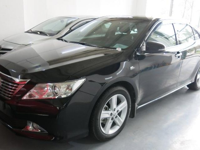 Toyota Camry năm 2013, màu đen, như mới