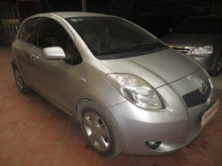 Cần bán gấp Toyota Yaris cũ màu bạc, nhập khẩu Nhật Bản, số tự động  