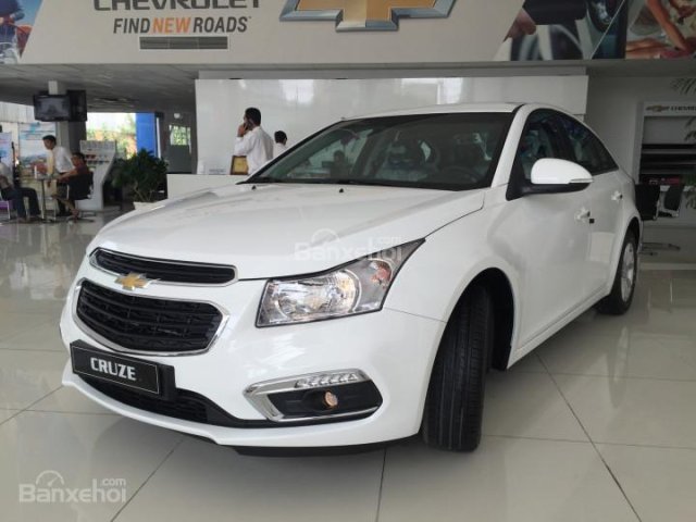 Bán ô tô Chevrolet Cruze LT đời 2017, màu trắng