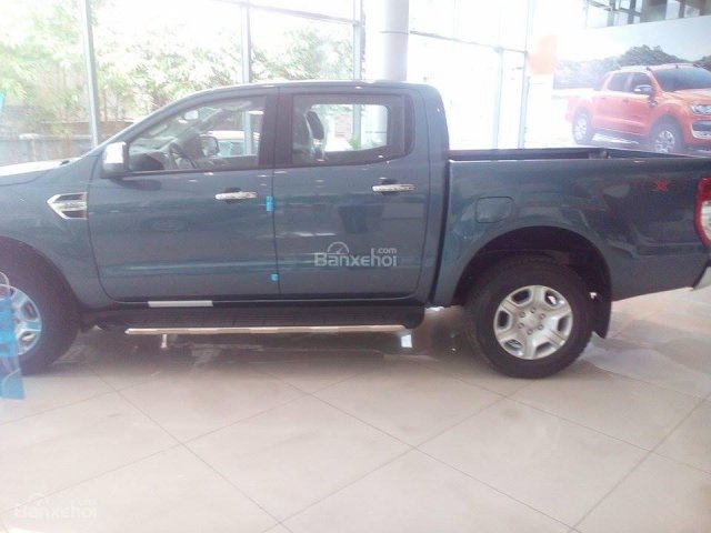 Giao ngay Ford Ranger 2.2 XLT hai cầu 2017, đủ màu, tặng lót thùng giao xe luôn. LH: 0945103989 nhận giá tốt nhất