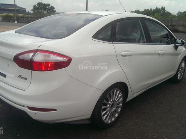 Cần bán Ford Fiesta1.5 Titanium năm 2017, màu trắng, 490 triệu, tặng 1 năm BH, gọi ngay 0945103989