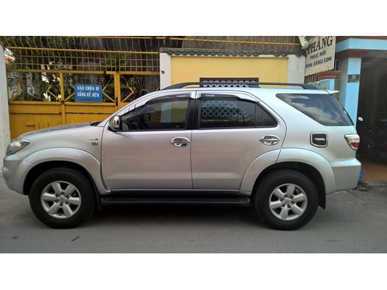 Gia đình tôi có bán 1 chiếc xe Toyota Fortuner G màu bạc, số tay, máy dầu, cuối năm 2009 xe còn rất đẹp