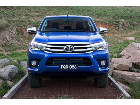 Bán xe ô tô Toyota Hilux giảm giá 10 triệu PK + 7 món