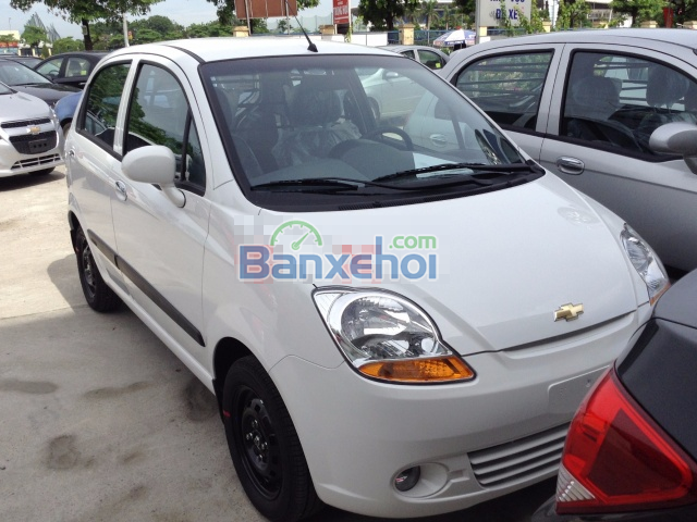 Bán ô tô Chevrolet Spark, màu trắng, trong nước