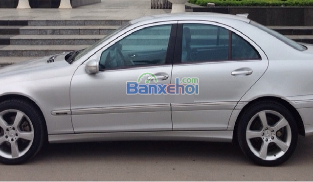 Cần bán gấp Mercedes đời 2006, màu bạc, số tự động