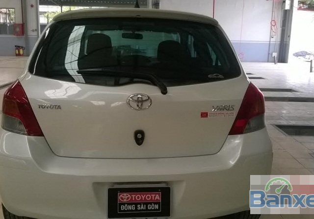 Xe Toyota Yaris năm 2009, màu trắng cần bán