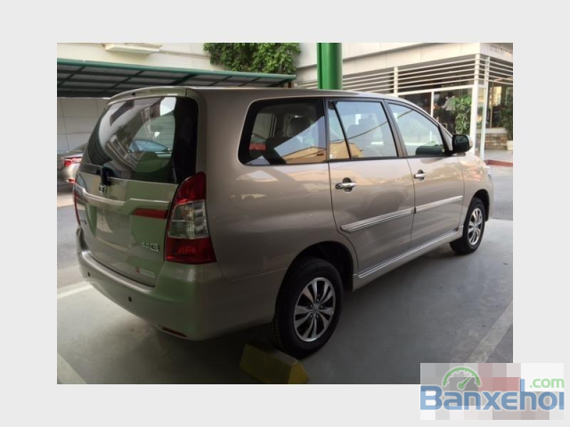 Toyota Innova năm 2015, màu bạc cần bán