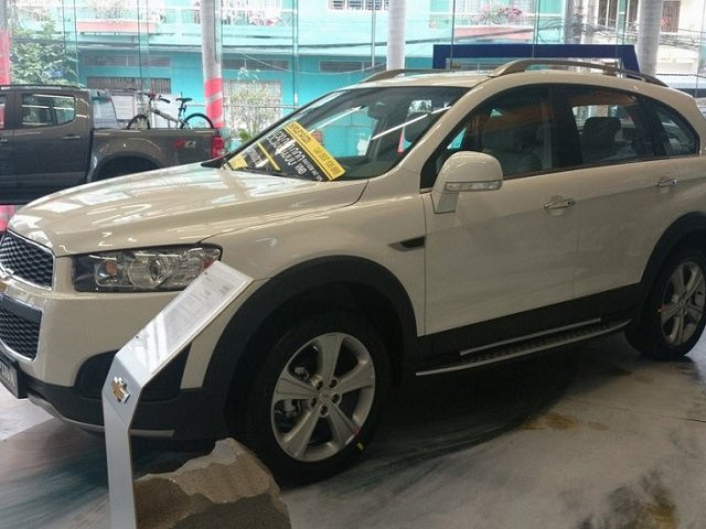 Bán ô tô Chevrolet Captiva đời 2015, màu trắng