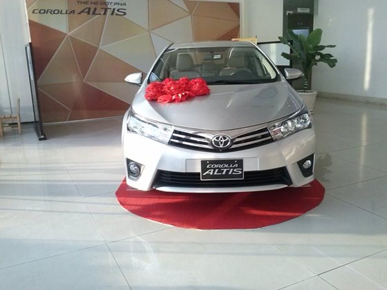 Bán xe ô tô Toyota Altis 1.8V giảm giá 50 triệu PK + 8 món