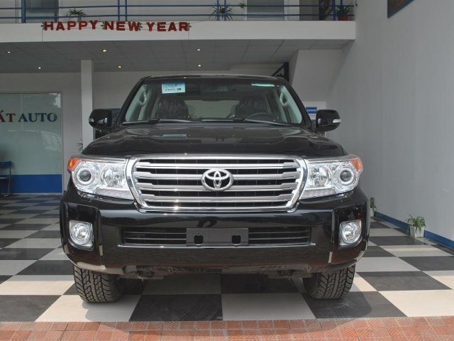 Showroom Auto Hưng Phát bán xe Toyota Land Cruiser VX V8 màu đen và bạc và bạc nội thất cực đẹp, mới 100% năm 2015