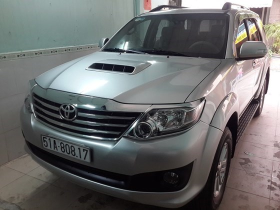 Cần bán Toyota Fortuner G số sàn máy dầu SX 2014 màu bạc, xe còn mới 99%